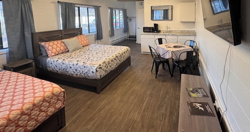 Clearwater B&B Kamiah. World class Steelhead& Salmon fishing. Free breakfast op.