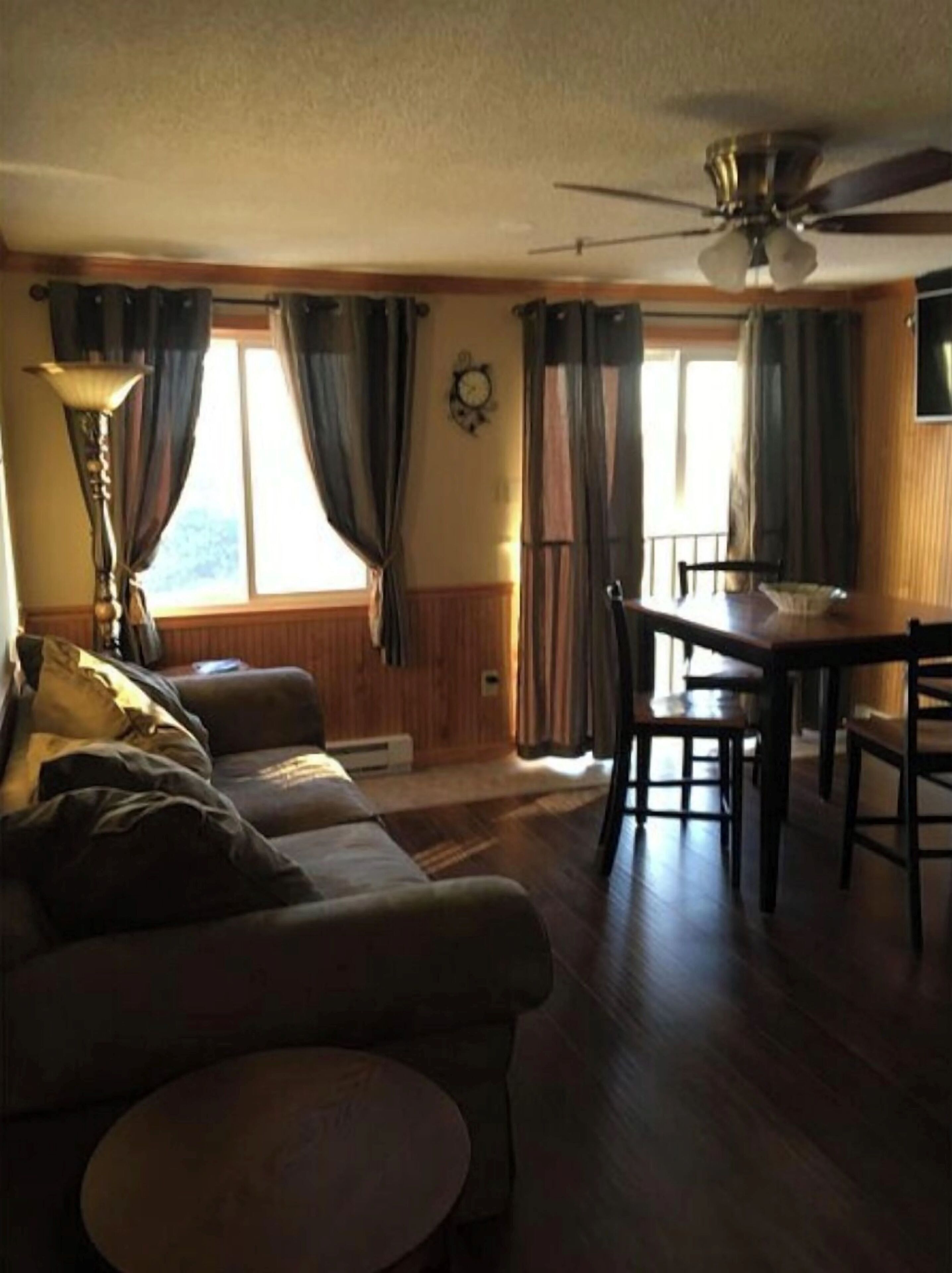 テレビ、DVD プレーヤー