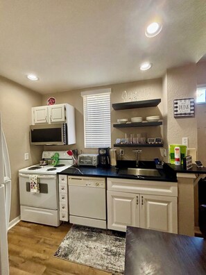 Fridge, microwave, oven, stovetop - Family sized home! Near Disney & MCO, resort style, perfect for vacation!! (Kissimmee)