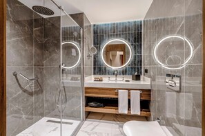 Suite, 1 queensize bed | Badkamer | Een douche, een regendouche, gratis toiletartikelen, een haardroger