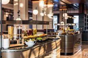 Petit déjeuner buffet servi en supplément les week-ends