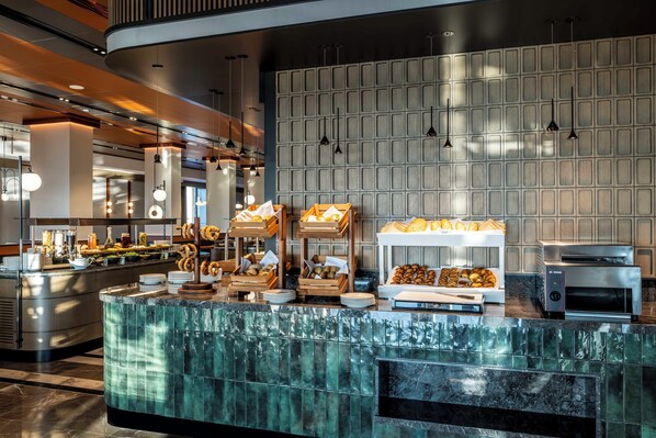 Colazione a buffet, servita nel weekend (20 EUR a persona) 