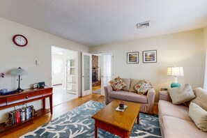 TV, fireplace - Spacious - fully equipped family home, with full kitchen, AC & private deck (Ocean City)