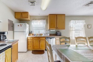 Fridge, microwave, oven, stovetop - Spacious - fully equipped family home, with full kitchen, AC & private deck (Ocean City)