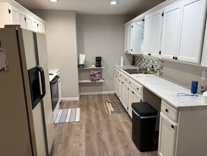 Four à micro-ondes, un four, surface de cuisson