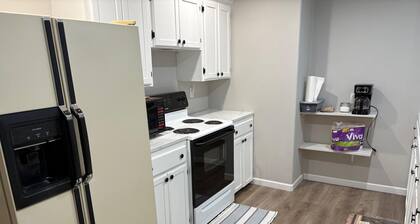 Fishing Camp 1-bedroom/Loft cabin in delightful Brookeland with AC, WiFi