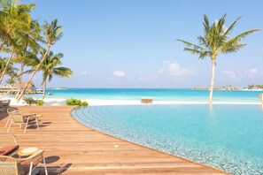 2 ulkouima-allasta, aurinkovarjoja, aurinkotuoleja