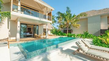 2 Außenpools, Sonnenschirme, Liegestühle