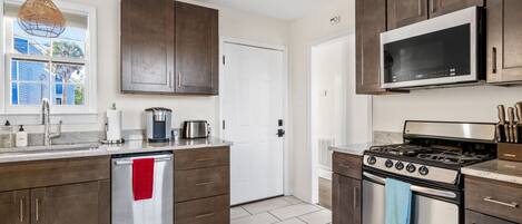 Een koelkast, een microgolfoven, een oven, een kookplaat