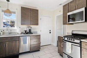 冷蔵庫、電子レンジ、オーブン、コンロ