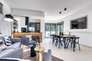 Televisie, een open haard en boeken