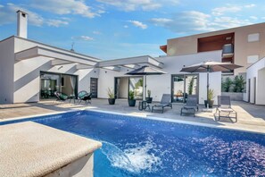 A heated pool - Villa Arté M by MyWaycation (Pula)