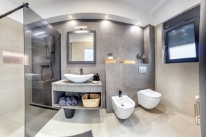 Douche, sèche-cheveux, serviettes fournies