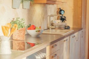 Fridge, microwave, oven, stovetop - Kaminhaus 2, Kaminhaus Fehmarn 2 mit Sauna und Kamin (Fehmarn)