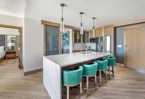 Réfrigérateur, micro-ondes, lave-vaisselle, cafetière/bouilloire