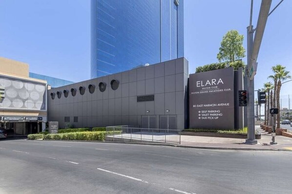 Moderni hotellirakennus, jonka julkisivussa on Elara Hilton Club -kyltti. Hotelli sijaitsee osoitteessa 100 East Harmon Avenue, ja sen palveluihin kuuluvat muun muassa itsepalvelupysäköinti, valvomapysäköinti ja taksiasema.