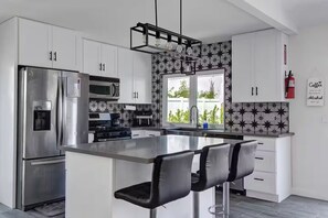 Fridge, microwave, oven, stovetop - Casa Paloma in Palm Springs w/Mountain Views (Palm Springs)