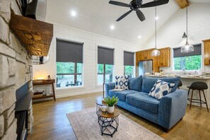 Smart-tv, eldstad, tv-spel och böcker