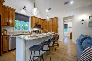 Køleskab, mikrobølgeovn, ovn, kogeplade