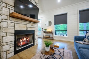 TV connectée, cheminée, jeux vidéo, livres