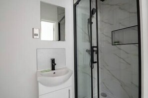 Shower - PBC | Studio Apartment in Richmond (RICH5) (London)