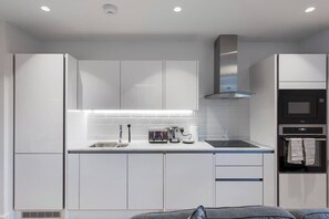 Kjøleskap, mikrobølgeovn og ovn