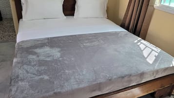 标准双人房, 1 张特大床, 吸烟房, 花园景观 | 笔记本电脑工作区、免费 WiFi、床单