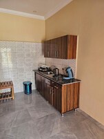 Frigorífico pequeño y utensilios de cocina
