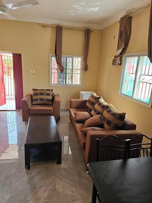 Standard Double Room, 1 King Bed, Smoking, Garden View | Living area