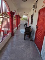 Habitación estándar doble, 1 cama de matrimonio grande, fumadores, vistas al jardín | Terraza o patio