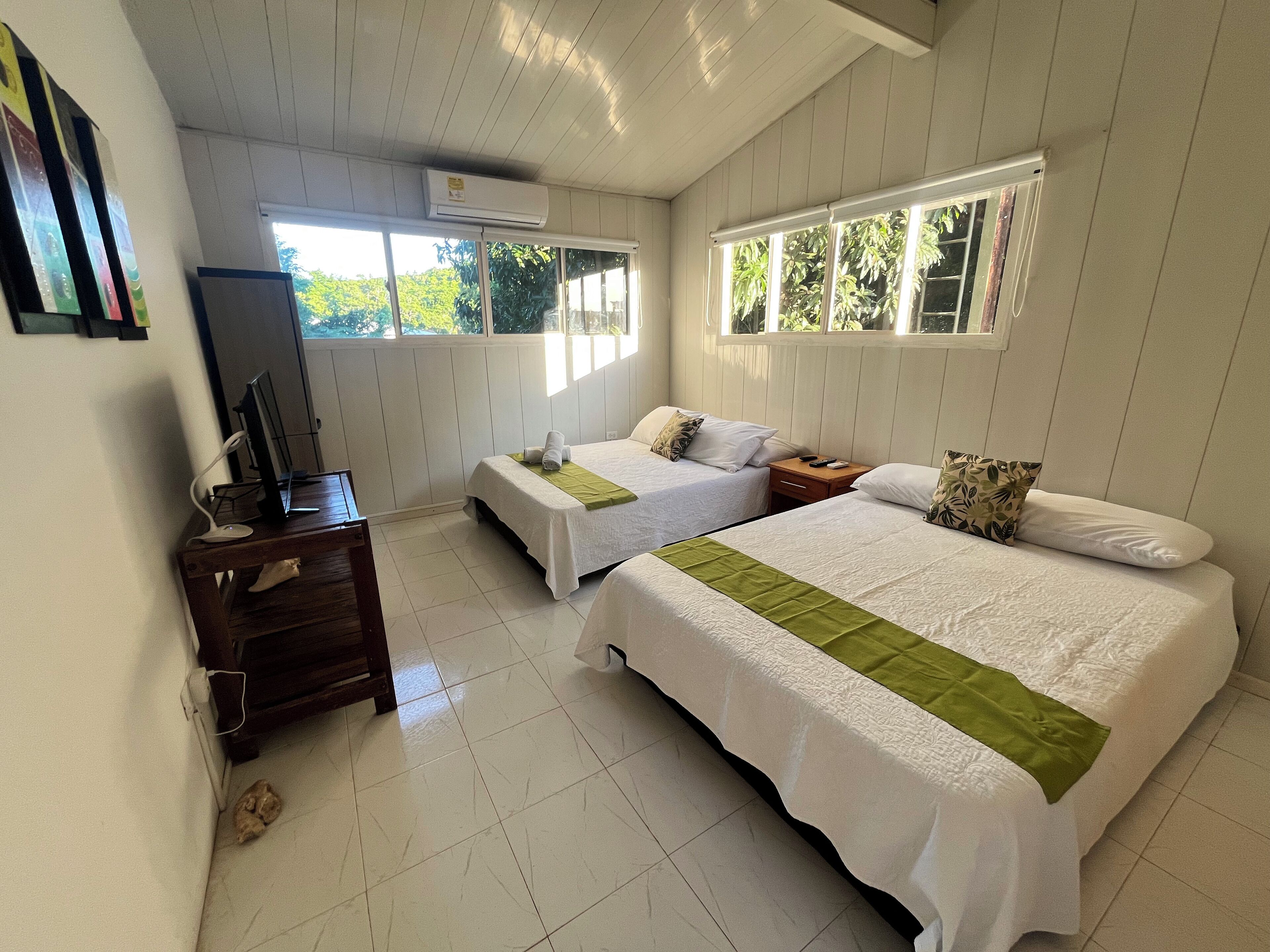 Habitació quàdruple econòmica, aire condicionat, vistes al pati | Caixa forta a l'habitació, wifi gratuïta i roba de llit 