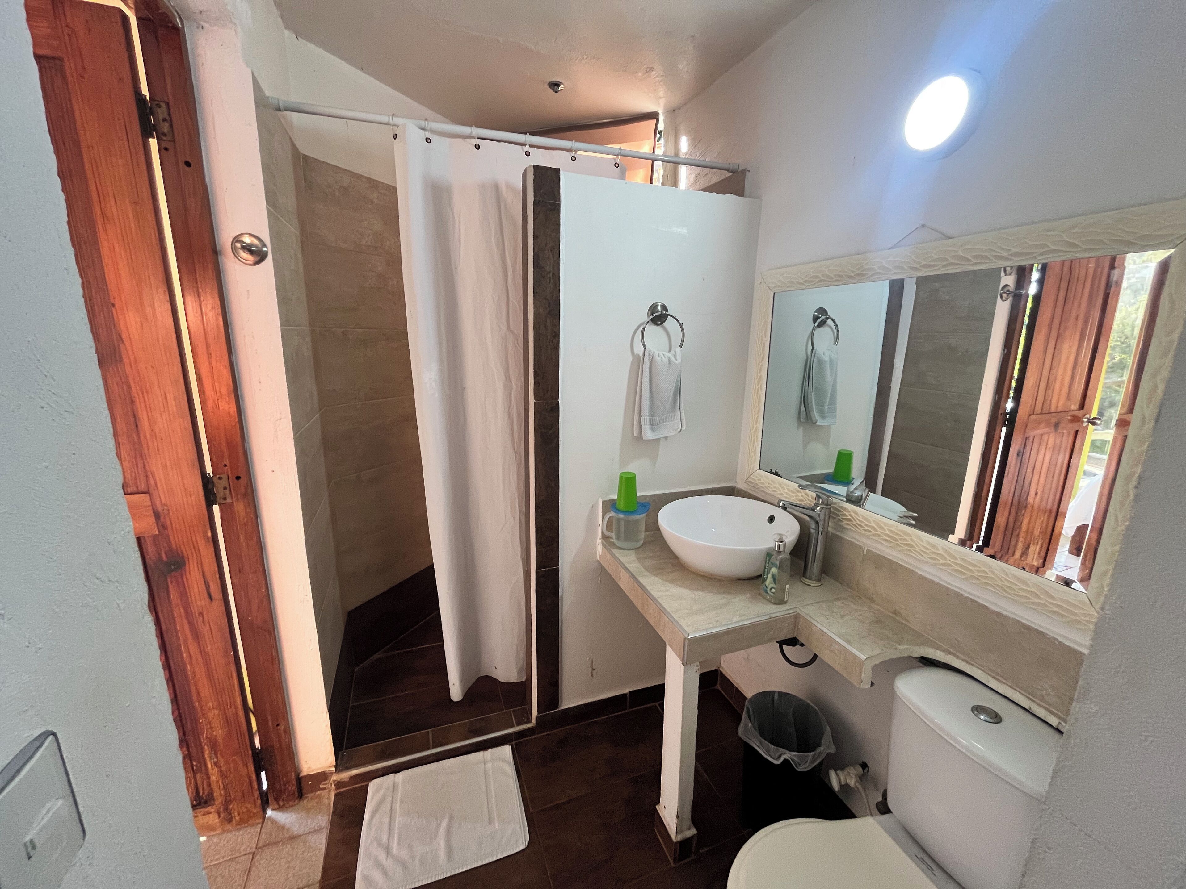 Camera Classic, vista oceano parziale | Bagno | Doccia, asciugamani, sapone