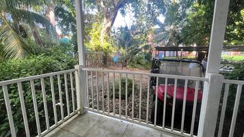 Quarto quádruplo clássico, sacada, vista para o pátio | Sacada