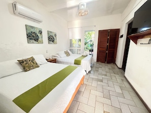 Kamar Quadruple Klasik, balkon, pemandangan halaman | Brankas, Wi-Fi gratis, dan seprai linen