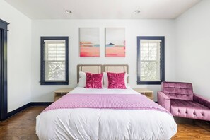 3 habitaciones, escritorio y tabla de planchar con plancha 