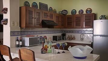 Geladeira, micro-ondas, cooktop, cafeteira/chaleira