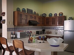 Kylskåp, mikrovågsugn, spishäll och kaffe- och tebryggare