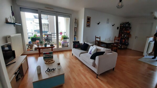 Fernseher, DVD-Player, Bücher, Stereoanlage