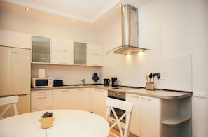 Frigorifero, microonde, forno, piano cottura