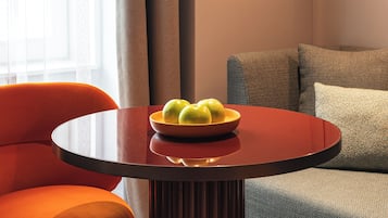 Allergitestet sengetøy, minibarvarer (inkludert) og safe på rommet