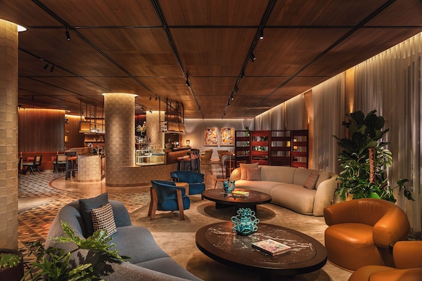 2 bars/lounges