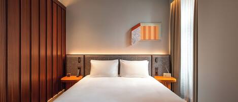 Deluxe Room, 1 King Bed (Rua Augusta View) | Hypo-allergenic bedding, free minibar items, in-room safe, desk