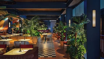 2 Restaurants, Frühstück