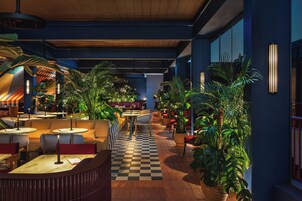 2 restaurants, breakfast served