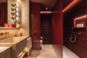 Kelengkapan dandanan diri berjenama, pengering rambut, jubah mandi