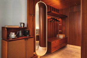 เครื่องนอนป้องกันสารก่อภูมิแพ้, มินิบาร์ฟรีบางอย่าง, ตู้นิรภัยในห้องพัก