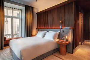 Premium Room, 1 King Bed (Landmark View) | Hypo-allergenic bedding, free minibar items, in-room safe, desk