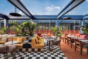 2 restaurantes; se sirven desayunos 