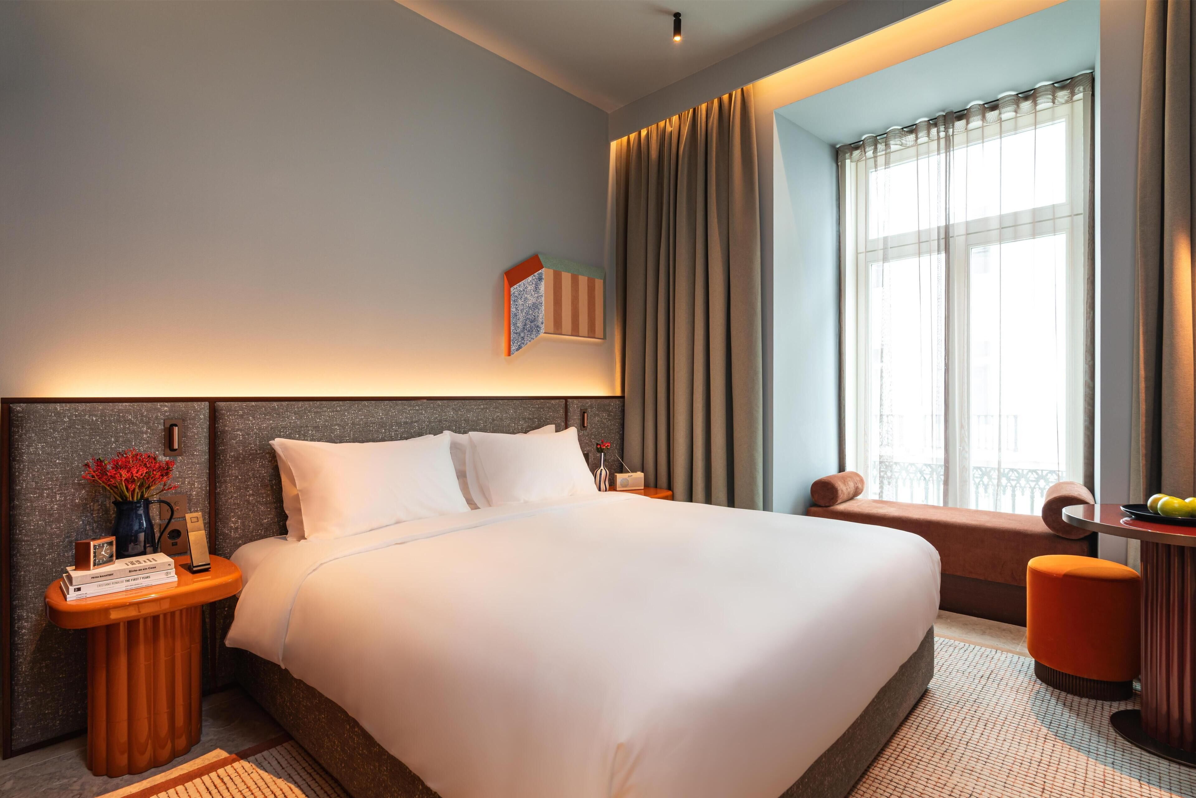Room, 1 King Bed (Rua Augusta View) | Hypo-allergenic bedding available, minibar (some free items)