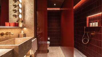 Designertoalettartikler, hårføner, badekåper og tøfler